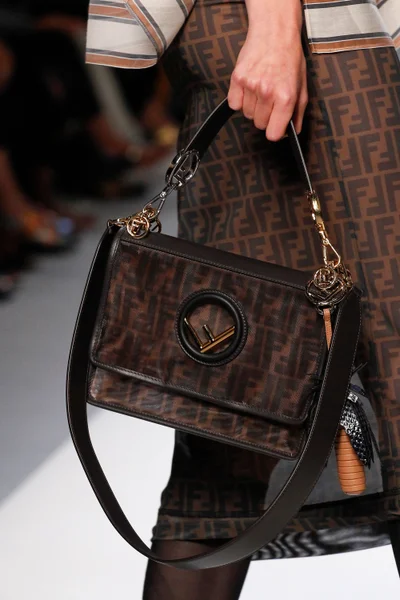 Look 16